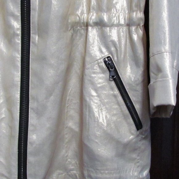 Chico's Zenergy Lightweight Gold Shine Anorak Polyester Jacket sz 1 = Med/8 NWT - Picture 3 of 10